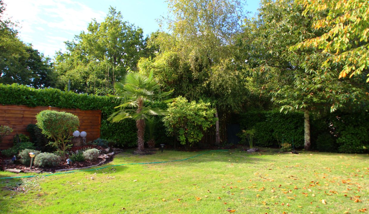 Jardin arboré pour cette maison en vente à Cestas