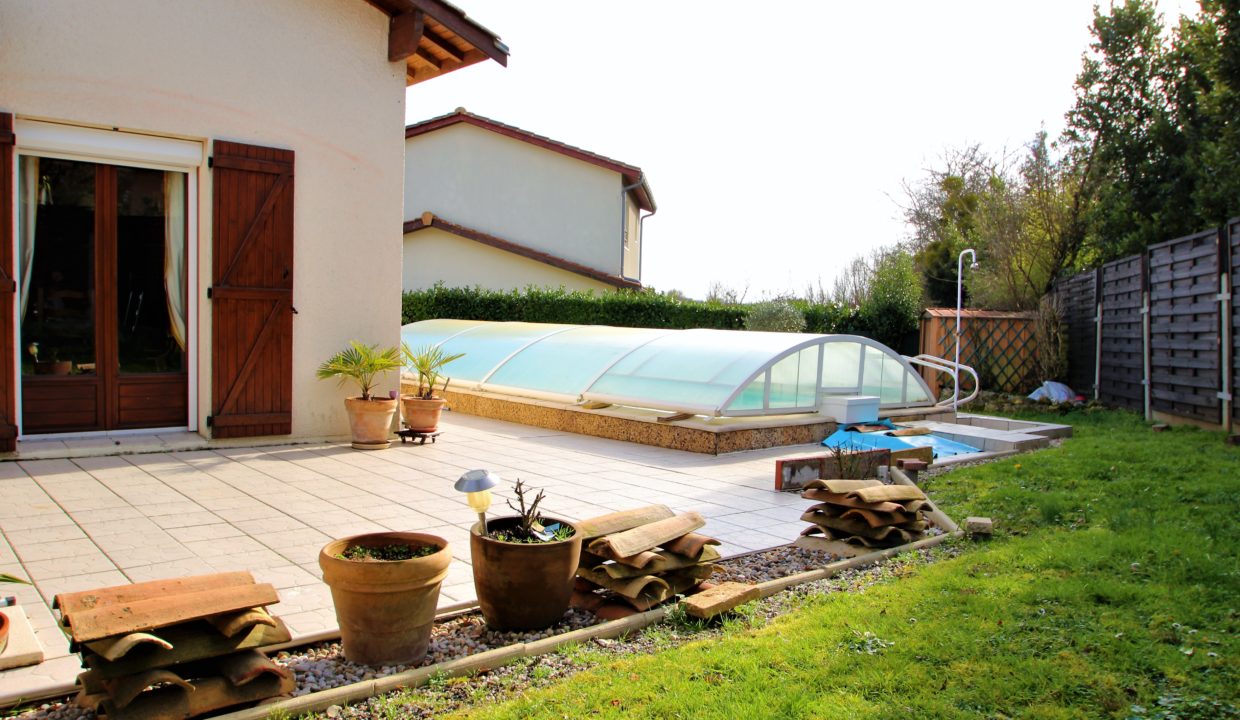 Piscine et jardin pour cette maison à vendre