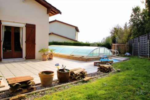 Piscine et jardin pour cette maison à vendre