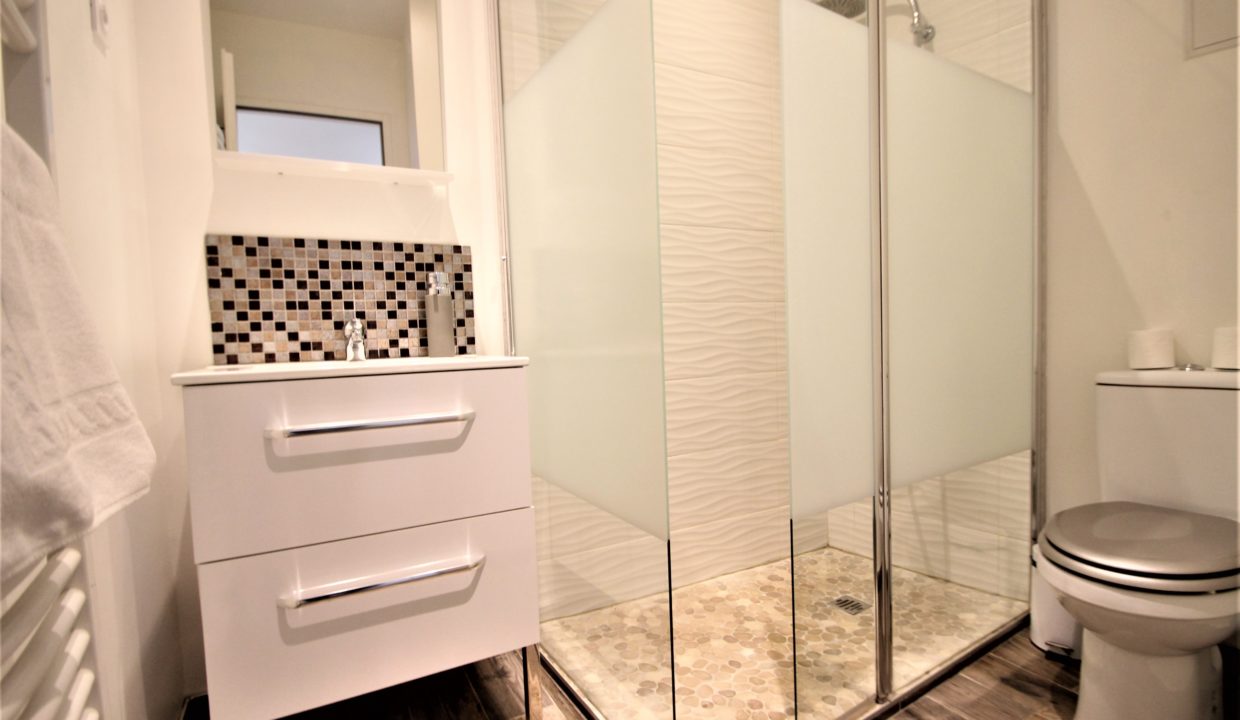 8. Local commercial à vendre - location meublée non professionnelle - Bordeaux clés en main